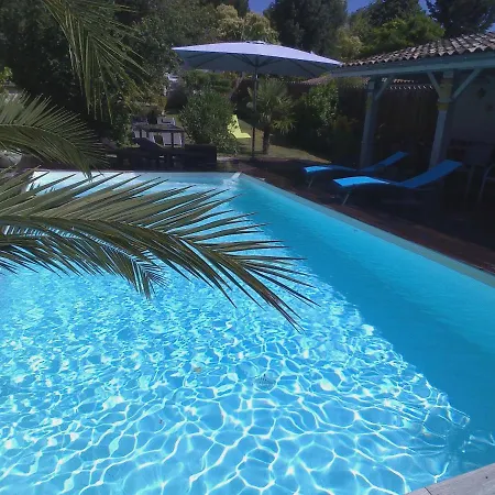 Les Arums De Fondeminjean Couette-café 3*