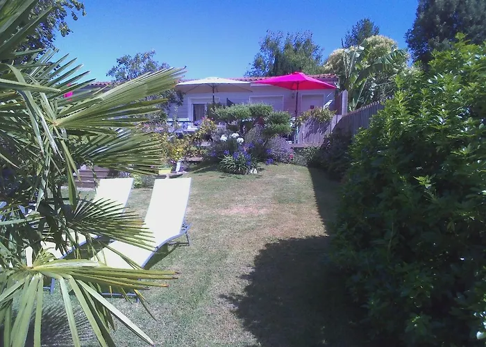 לינה וארוחת בוקר Les Arums De Fondeminjean 3*